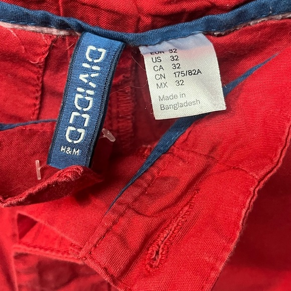 Mens H&M Divided Red Shorts
Size 32 - Picture 2 of 3